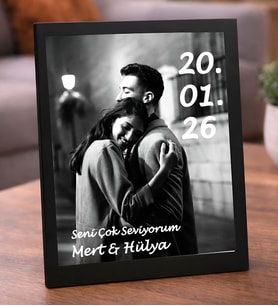 Kişiye Özel Tarihli ve İsim Yazılı Siyah Masaüstü Çerçeve - Sevgiliye Anı Hediyesi Yıldönümü Hediyesi Kişiye Özel Fotoğraflı Tarih Vurgulu Siyah Çerçeve - İsimli