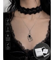 Siyah Taş Detaylı Fantastik Figürlü Unisex Kolye – Alternatif Stil Zincir Kolye