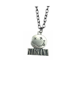 Nirvana Logolu ve Yazılı Kolye – 60 cm Metal Gümüş Renk, Efsanevi Tarz