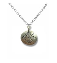 Atiye – Göbeklitepe Sembol Figürlü Kolye – Gümüş Renk Zamak Metal Spiritüel Unisex Takı
