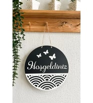 Hoşgeldiniz Yazılı Kapı Süsü - Siyah  Beyaz MDF Geometrik Şekil ve Kelebek Süslemeli 25 cm (Çok Renkli)