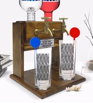BK Gift Kişiye Özel Renkli Baskılı İsimli İkili Vodka Bardağı ve Çift Musluklu Doğal Ahşap Vodka Standı-126 (Model 1)