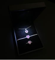 Işıklı mini set kutusunda 3lü set kolye yüzük bileklik seti sevgililer günü hediyesi (Pembe)