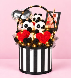 Ng Gifts Premium Kalp Detaylı 3’lü Amigurumi Panda Ledli ve Kişiye Özel Fotoğraflı Silindir Ayıcık Hediye Seti