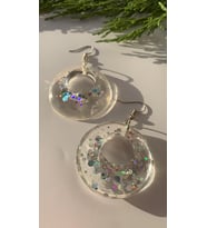 Şeffaf Epoksi İçerisine Glitter Süslü İçi Boş Daire Şekil Gümüş Aksesuarlı Küpe El Yapımı