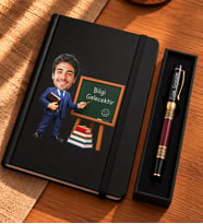 Kişiye Özel Fotoğraflı Öğretmen Hediyesi – Karikatür Baskılı Siyah Defter ve İsme Özel Kalem Seti – 24 Kasım