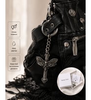 Gotik Kelebek ve Haç Figürlü Anahtarlık – Alternatif Stil Unisex Aksesuar