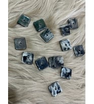 14 ADET 2X2 CM DELİKLİ PLASTİK TAKI BONCUĞU