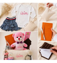 Kişiye Özel Bebek Hediye Kutusu – İsim Baskılı Zıbın, Pembe Ayıcık, Ekose Etek ve Mini Kar Küresi Seti