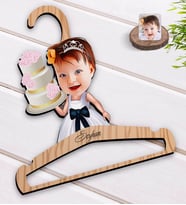 BK Gift Kişiye Özel Kız Çocuk Doğum Günü Karikatürlü Standart Boy Ahşap Elbise Askısı-2