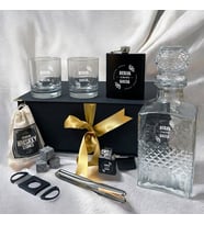 Ultimate Luxury Kişiye Özel Viski Şişesi & Bardak Seti – Özel Sunumlu Lüks Kutuda