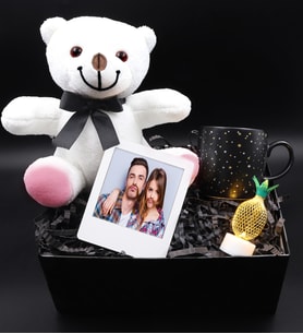 Beyaz Peluş Ayı & Yıldızlı Kupa & Mini Ananas Led Lamba & Beyaz İnstagram Çerçeve Hediye Seti
