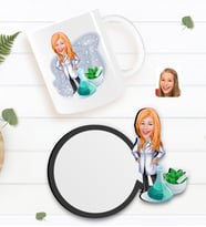 BK Gift Kişiye Özel Kadın Eczacı Karikatürlü Beyaz Kupa ve Ahşap Bardak Altlığı Hediye Seti-1