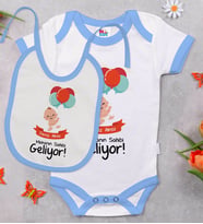 BK Kids Kişiye Özel Mekanın Sahibi Geliyor Tasarımlı Mavi Bebek Body Zıbın ve Mama Önlüğü Hediye Seti