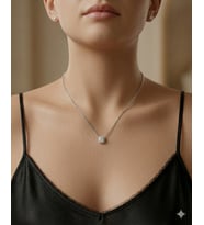 Kadın Moissanite Taş Kare ve Etrafı Taşlarla Çevrili Gümüş Kolye