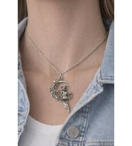 Ay Üzerinde Peri Figürlü Gümüş Renk Unisex Kolye