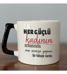 Her Güçlü Kadının Arkasında Baskılı Kadınlar Günü Siyah Kulplu D Kupa