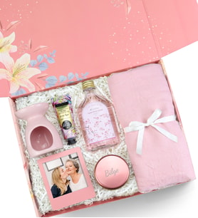 Pembe Şal & Kolonya & El ve Vücut Kremi & Buhurdanlık & Çerçeve & Mum Hediye Seti