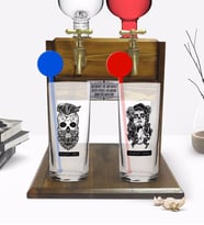 BK Gift Kişiye Özel Renkli Baskılı Erkek ve Kadın Kurukafa Tasarımlı İkili Vodka Bardağı ve Çift Musluklu Doğal Ahşap Vodka Standı-1 (Model 1)