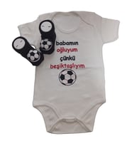 Hoşgeldin Bebek, Yenidoğan Erkek Bebek, Siyah Beyaz Taraftar Baskılı Badi Aksesuarlı Çorap Hediye Seti (Siyah & Beyaz)