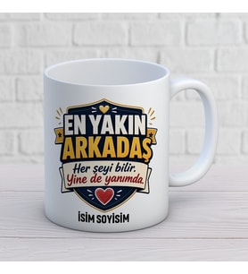 Kişiye Özel En Yakın Arkadaş Tasarımlı Her Şeyi Bilir Yazılı İsimli Seramik Kupa