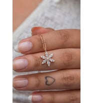 925 Ayar Gümüş Beyaz Taşlı Lotus Kamelya Çiçeği Kolye