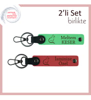 Sakinliğin Temsilcisine, Kedi Figürlü, Kişisel Yazılı 2’li Anahtarlık, Fıstık Yeşil-Nar Çiçeği