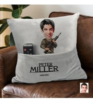 BK Gift Kişiye Özel Asker Karikatür Tasarımlı Organizer Kumanda ve Atıştırmalık Cepli Gri Kırlent Yastık- 3 Arkadaşa Hediye, Cepli Yastık