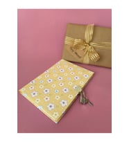 Kilitli Hatıra ve Günlük Defteri – 14x20 cm, 80 Yaprak (Çeşitli Kapak Desenleri) (Sarı)