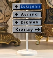 Kızılay Tabelası Masa Süsü – Viral Ankara Akımı Masanızda
