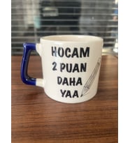 Kişiye Özel İsim Yazılı Hocam 2 Puan Daha Yaa Baskılı Lacivert  Kulplu Öğretmenler Günü Kupası (Beyaz)