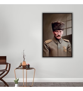 Metal Çerçeveli Cam Tablo Subay Üniformalı Atatürk Portresi (Siyah)