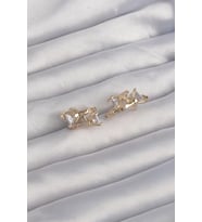 Pirinç Gold Renk İri Zirkon Taşlı Kıvrımlı Minimal Kelebekli Halka Küpe - TJ-BKP9289