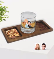 BK Gift Kişiye Özel Evleniyoruz Karikatürlü Viski Bardağı ve Doğal Masif Ahşap Dikdörtgen Sunum Tabağı Çerezlik Hediye Seti-2