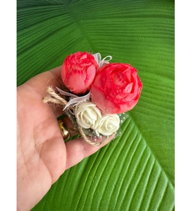 8X7 CM BEMBE BEYAZ GÜLLÜ TASARIM İĞNELİ BROŞ YAKA İĞNESİ GİYİM AKSESUARI