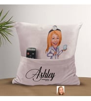 BK Gift Kişiye Özel Diş Hekimi Karikatür Tasarımlı Organizer Kumanda ve Atıştırmalık Cepli Pembe Kırlent Yastık-1 Arkadaşa Hediye, Cepli Yastık