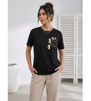 Kedi Figürlü Cep Detaylı Kadın Siyah Tişört - Sevimli Hayvan Baskılı Minimalist Yazlık T-Shirt