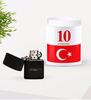 BK Gift Kişiye Özel Türk Bayraklı İsimli Forma Numaralı Siyah Benzinli Metal Çakmak ve Seramik Kül Tablası Seti-1 (Model 1)