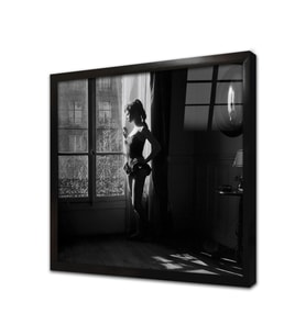 Pencere Önünde Bridgette Bardot Çerçeveli Cam Tablo
