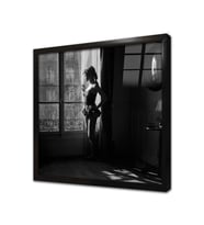 Pencere Önünde Bridgette Bardot Çerçeveli Cam Tablo