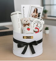 Kişiye Özel Fotoğraflı,Çerçeve,Defter,Kalem,Çilek Fincan,Ayıcık Anahtarlık,Masa Saati Ve Termos Premium Silindir Kutu Hediye Seti (STD)