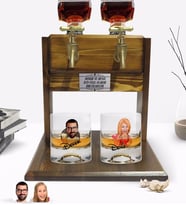 BK Gift Kişiye Özel Renkli Baskılı Erkek ve Kadın Karikatürlü İkili Viski Bardağı ve Çift Musluklu Doğal Ahşap Viski Standı-3 (Model 1)