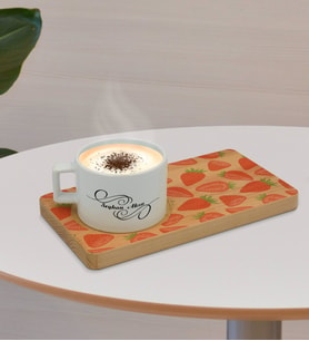 BK Gift Kişiye Özel Çilek Tasarımlı Doğal Ahşap Tabaklı Seramik Fincan Sunum Seti  Model 1