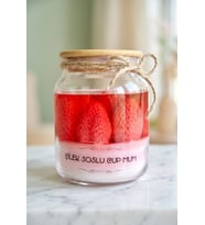 Çilekli Sos Cup Mum - Mumelia Candles Doğal Soya Cam Kavanozda Çilek Sos Tasarım Dekoratif Mum