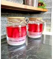 Mumelia Candles Çilekli Sos - Doğal Soya Cam Kavanoz Tasarım Mum