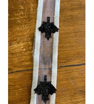 EN 4 CM BEYAZ TÜL SİYAH YAPRAKLI ŞERİT BORDÜR DİKİŞ APLİKE AKSESUARI (1METRE)