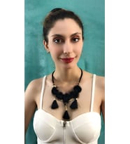 DERİ KAYIŞLI SİYAH PÜSKÜLLÜ ETNİK TASARIM KADIN KOLYE BOY 20 CM