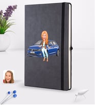 BK Gift Kişiye Özel Plakalı Kadın Volkswagen Polo Karikatürlü Siyah Termo Deri Defter 16x24cm Model 1