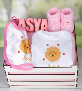 eJOYA Ahşap Sandıkta Kişiye Özel Zıbın Önlük Taş İsimlik Ve Patik Bebek Hediye Seti 109444 (Pembe)