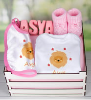 eJOYA Ahşap Sandıkta Kişiye Özel Zıbın Önlük Taş İsimlik Ve Patik Bebek Hediye Seti 109444 (Pembe)